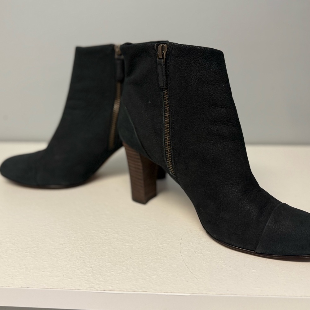 COLE HAAN  8.5 Harper Bootie II Black Nubuck Leather Side Zip Ankle D40710